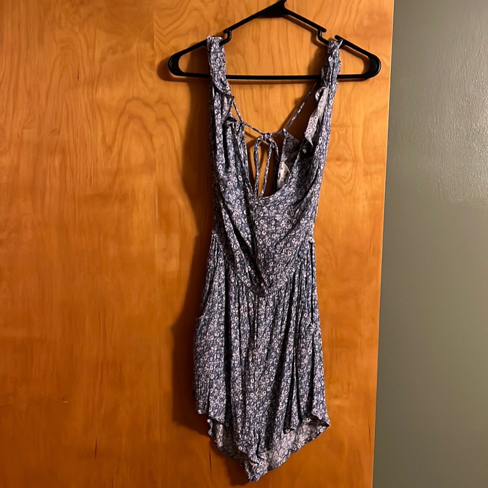 OS jumper. Sadie & Sage. Blue with white/erred flowers.